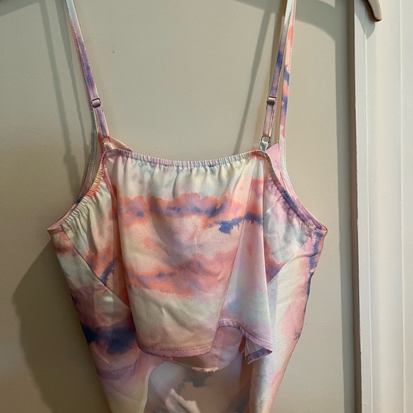 Cowl-neck, semi-cropped tie-dye tank top - Picture 4 of 6